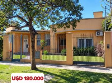Casa de 3 ambientes, Berazategui · Propiedad de 870 m² en Venta en Ranelagh. Espacios Cómodos E Iluminados