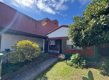 Casa · 60m² · 3 Ambientes · 2 Cocheras · Casa en Alquiler Sarmiento 1200 con 3 Ambientes