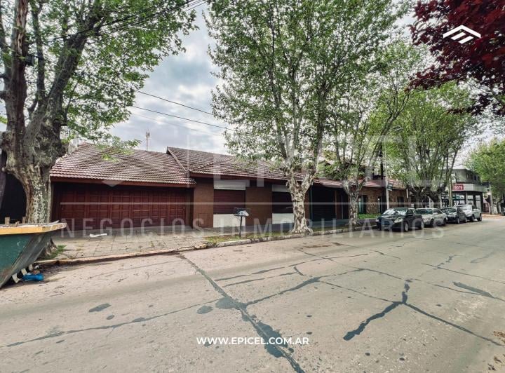 Casa · 400m² · 6 Ambientes · 2 Cocheras