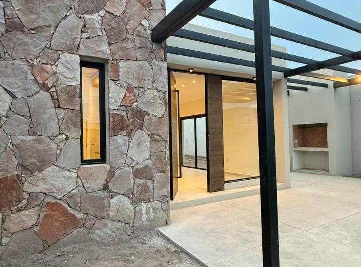 Casa · 106m² · 3 Dormitorios · 2 Cocheras