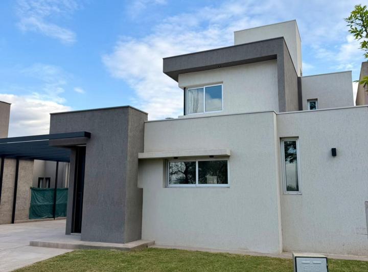 Casa · 150m² · 5 Ambientes · 2 Cocheras