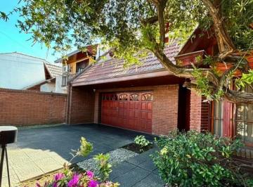 Casa · 234m² · 6 Ambientes · 2 Cocheras · Chalet en Barrio Parque Calchaqui