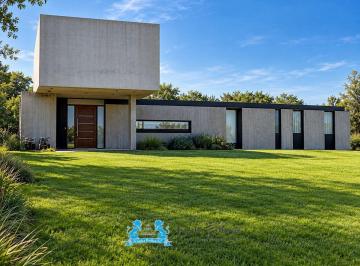 Casa de 5 ambientes, Punta Médanos · Casa de 300 m² con 4 Dorm. con Pileta en Venta en Punta Médanos