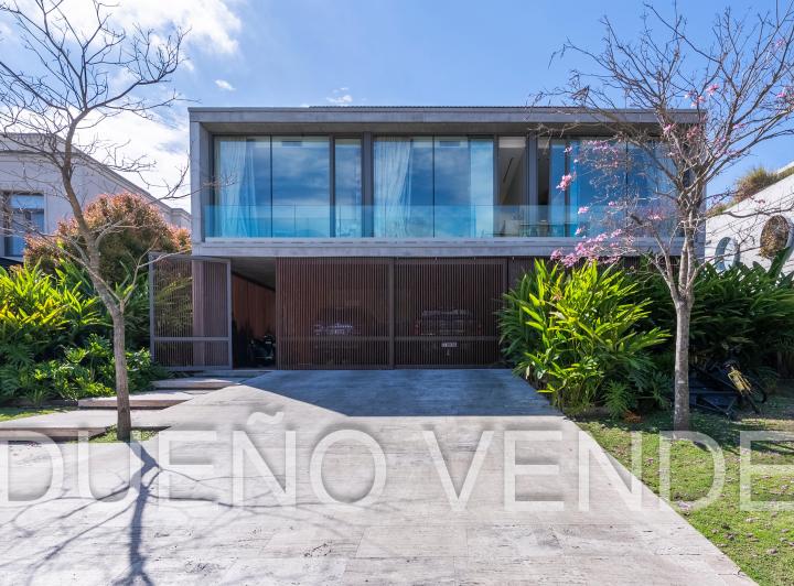 Casa · 480m² · 8 Ambientes · 2 Cocheras