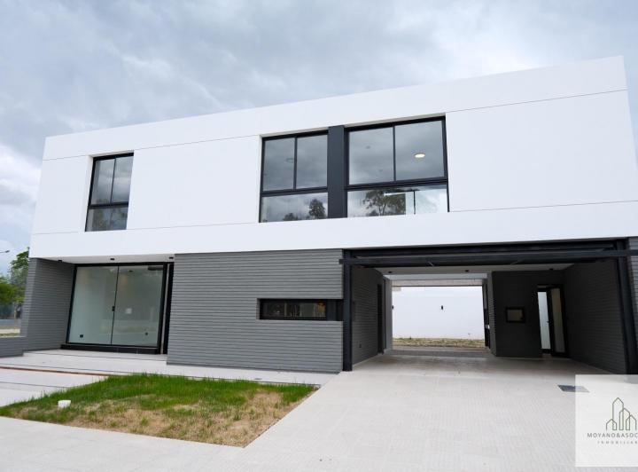 Casa · 265m² · 6 Ambientes · 4 Cocheras