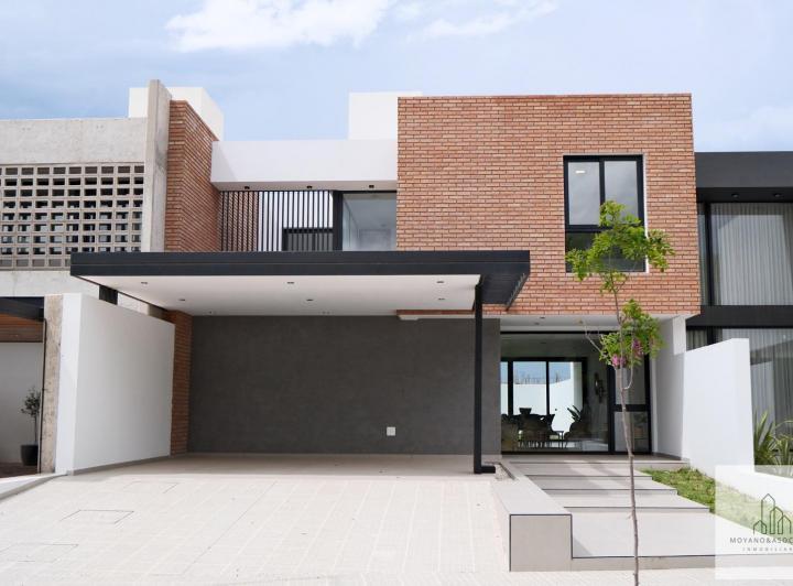 Casa · 268m² · 5 Ambientes · 4 Cocheras