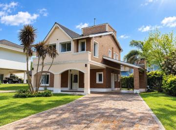 Casa · 160m² · 5 Ambientes · 1 Cochera · Alquiler de Casa en Altos del Sol | Villa Udaondo | 3 Dorm. | Piscina