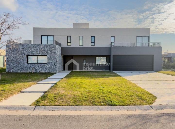 Casa · 212m² · 5 Ambientes · 2 Cocheras