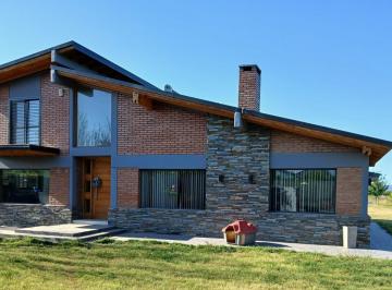 Casa · 338m² · 6 Ambientes · 2 Cocheras · Casa Quinta en Cuadro Benegas