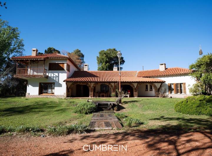 Casa · 830m² · 7 Ambientes · 4 Cocheras