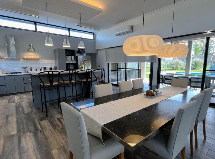 Casa · 274m² · 5 Ambientes · 2 Cocheras