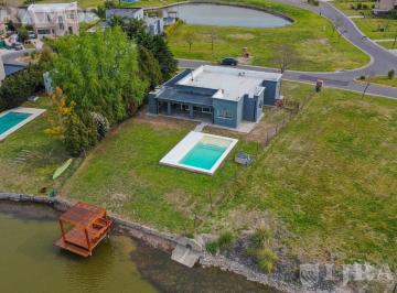 Casa · 195m² · 4 Ambientes · 4 Cocheras · Alquiler de Vivienda San Sebastián Al Agua Mb