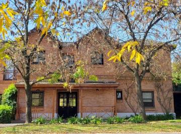 Casa de 10 ambientes, Pilar · Casa en Venta y Alquiler - 5 Dorm - Mayling Club de Campo - Hirusta Propiedades
