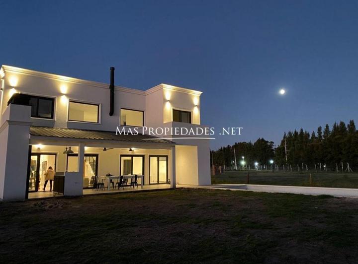 Casa · 220m² · 6 Ambientes · 4 Cocheras