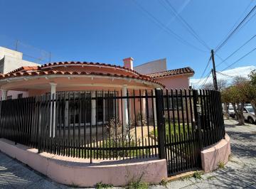 Casa · 170m² · 4 Ambientes · 1 Cochera · Casa en Esquina de 4 Ambientes en Pleno Martínez | Lote de 256 m²