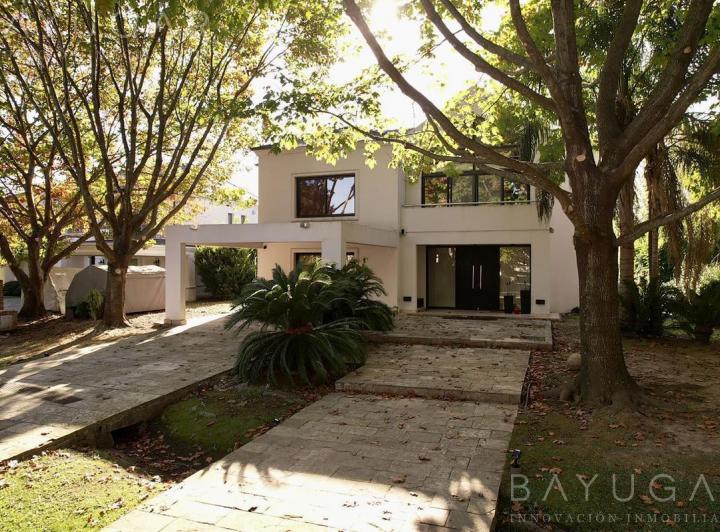 Casa · 400m² · 6 Ambientes · 2 Cocheras