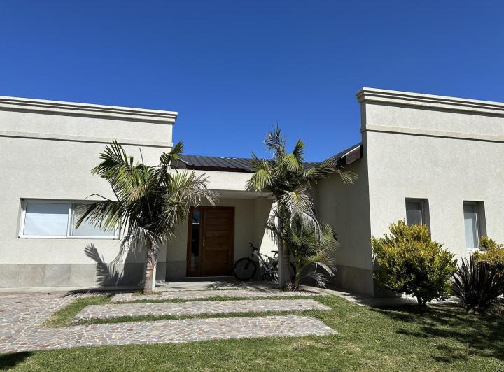 Casa · 165m² · 4 Ambientes · 3 Cocheras