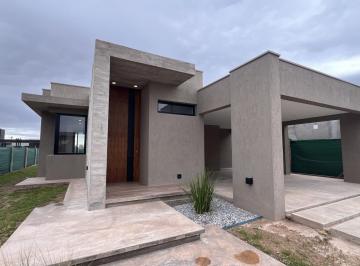 Casa · 211m² · 4 Ambientes · 2 Cocheras · Casa en Venta Barrio Alma Gardenia