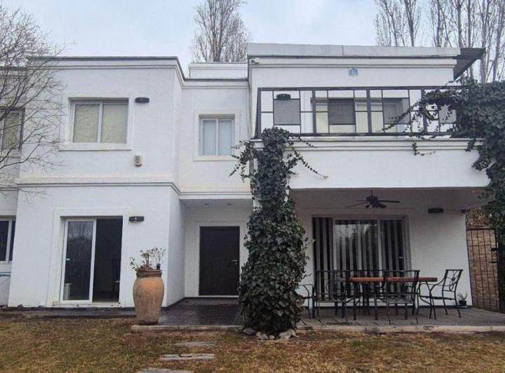 Casa · 600m² · 5 Ambientes · 2 Cocheras