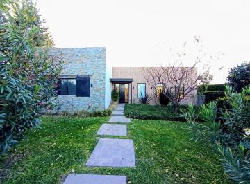 Casa · 93m² · 3 Ambientes · 2 Cocheras · Casa a La Venta en San Sebastian