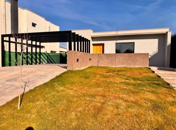 Casa · 204m² · 7 Ambientes · 2 Cocheras
