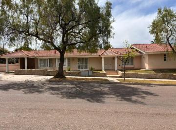 Casa · 383m² · 8 Ambientes · 2 Cocheras · Alquiler en Dalvian