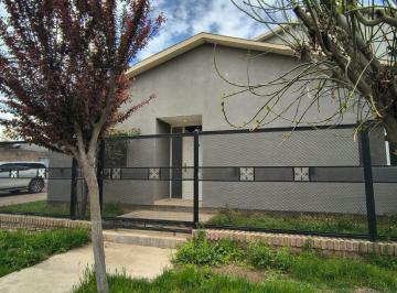 Casa · 218m² · 8 Ambientes · 2 Cocheras · Alquiler de Casa 5 Ambientes en Barrio Conea de Plottier