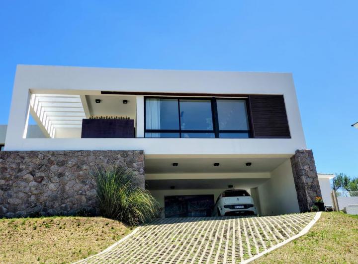 Casa · 250m² · 3 Dormitorios · 2 Cocheras