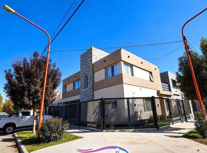 Casa · 230m² · 5 Ambientes · 2 Cocheras