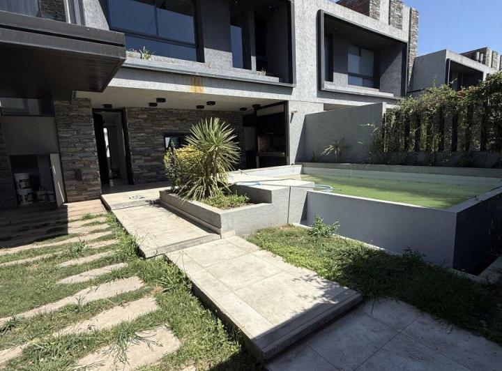 Casa · 200m² · 5 Ambientes · 1 Cochera