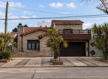 Casa · 243m² · 4 Ambientes · 2 Cocheras · Casa 4 Amb Sobre Av Libertad - Ideal Desarrolo