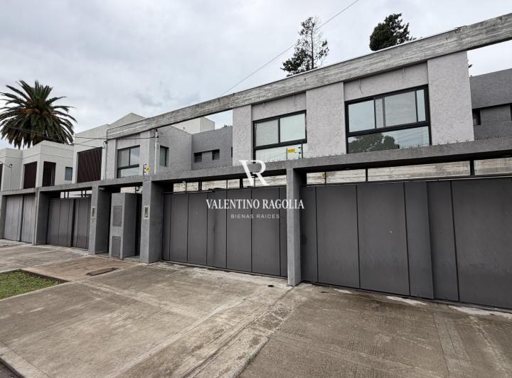 Casa · 220m² · 4 Ambientes · 2 Cocheras