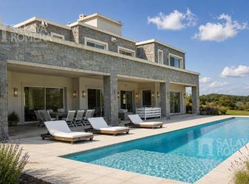 Casa · 437m² · 8 Ambientes · 6 Cocheras · Casa en Laguna Blanca 6 Dorm. en Suite con Piscina
