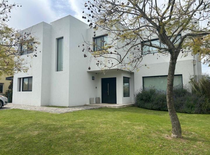 Casa · 261m² · 5 Ambientes · 2 Cocheras