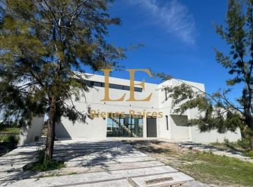 Casa · 211m² · 5 Ambientes · 6 Cocheras · Venta de Casa en El Naudir Al Rio