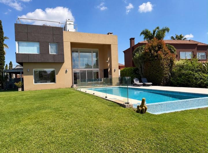 Casa · 270m² · 6 Ambientes · 2 Cocheras