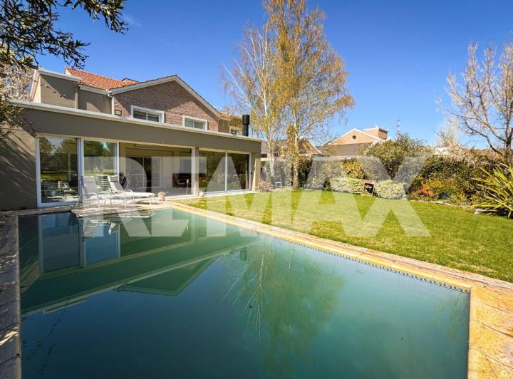 Casa · 245m² · 8 Ambientes · 2 Cocheras