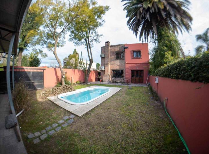 Casa · 225m² · 6 Ambientes · 3 Cocheras