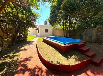 Casa · 102m² · 4 Ambientes · 3 Cocheras · Casa con Local Cochera y Parque con Pileta