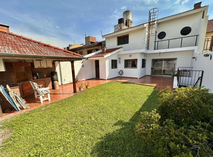 Casa · 274m² · 6 Ambientes · 4 Cocheras
