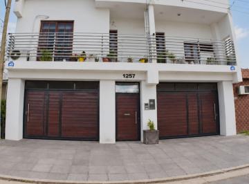 Casa · 145m² · 7 Ambientes · 2 Cocheras · Venta de Casa de 4 Dorm en Roca 1257
