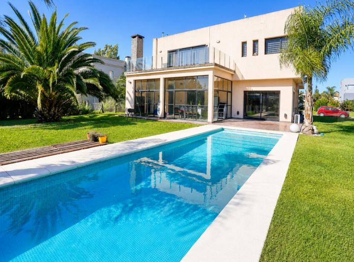 Casa · 320m² · 5 Ambientes · 2 Cocheras
