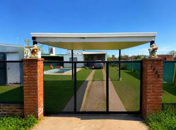 Casa · 57m² · 4 Ambientes · Venta: Casa de 2 Dorm. y Pileta en Roldan
