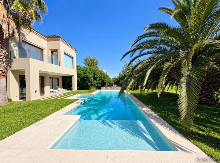 Casa · 630m² · 8 Ambientes · 6 Cocheras