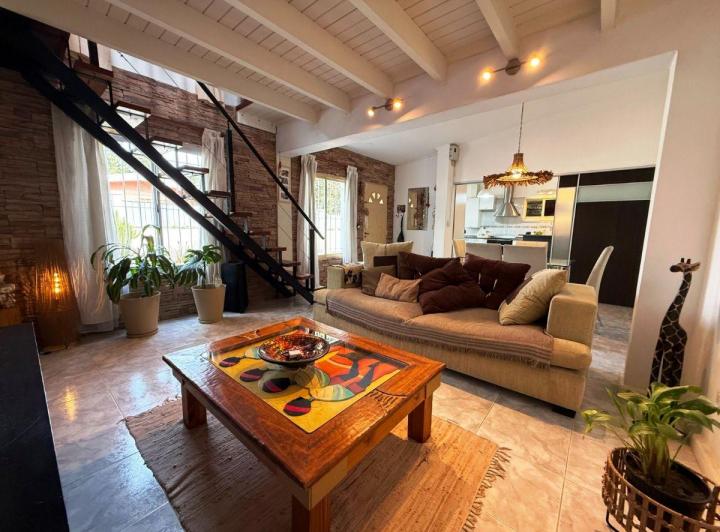 Casa · 171m² · 8 Ambientes · 2 Cocheras