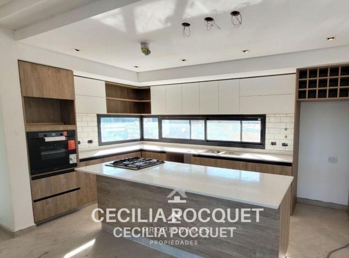 Casa · 270m² · 6 Ambientes · 2 Cocheras
