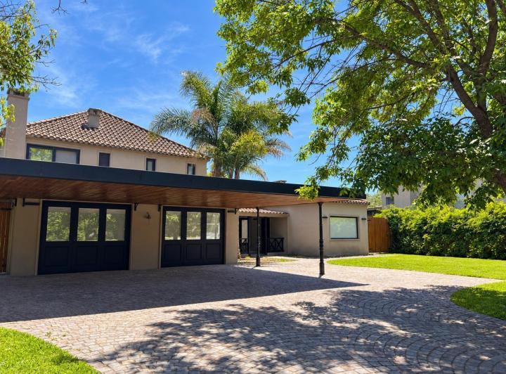 Casa · 550m² · 8 Ambientes · 1 Cochera
