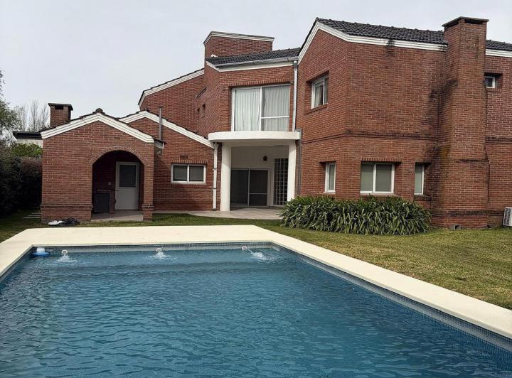 Casa · 220m² · 7 Ambientes