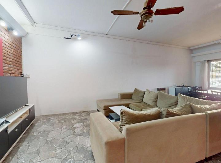 Casa · 243m² · 6 Ambientes · 1 Cochera
