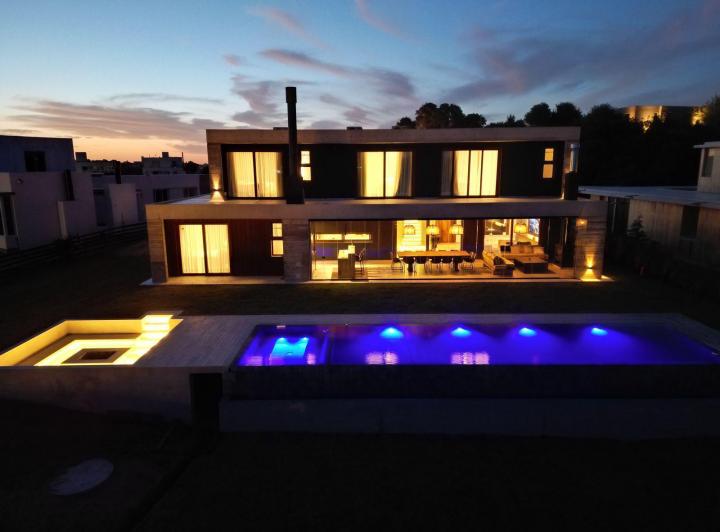 Casa · 400m² · 7 Ambientes · 2 Cocheras